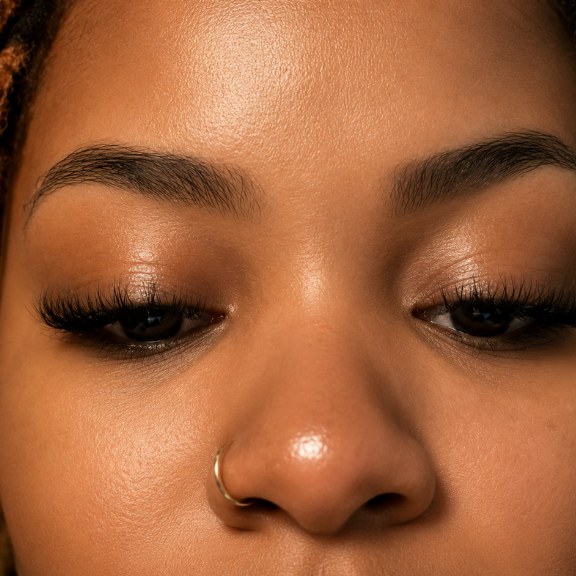 Clienta de Brow Arte Academy con cejas y pesta&ntilde;as de acabado natural