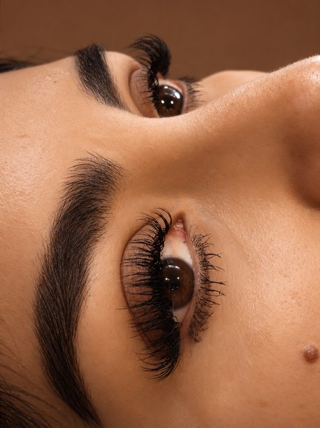 Clienta de Brow Arte Academy con extensiones de pesta&ntilde;as volumen y cejas definidas